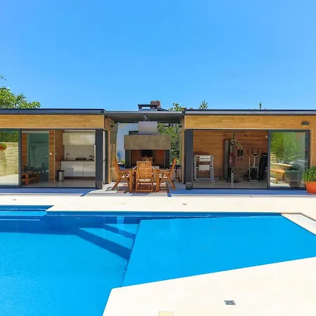 Amazing In Kastel Stari With 2 Bedrooms, Jacuzzi&outdoor Swimming Pool