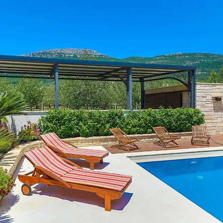 Appartement Amazing In Kastel Stari With 2 Bedrooms, Jacuzzi&outdoor Swimming Pool Kaštela
