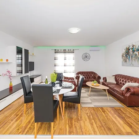 Amazing In Kastel Stari With 2 Bedrooms, Jacuzzi&outdoor Swimming Pool *