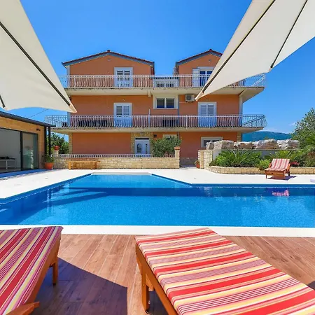 Amazing In Kastel Stari With 2 Bedrooms, Jacuzzi&outdoor Swimming Pool Kaštela