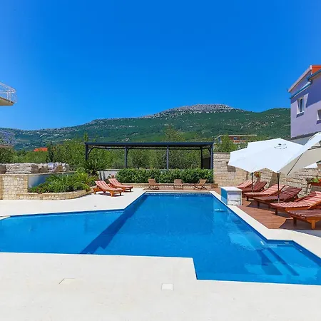 Lovely In Kastel Stari With Kitchen