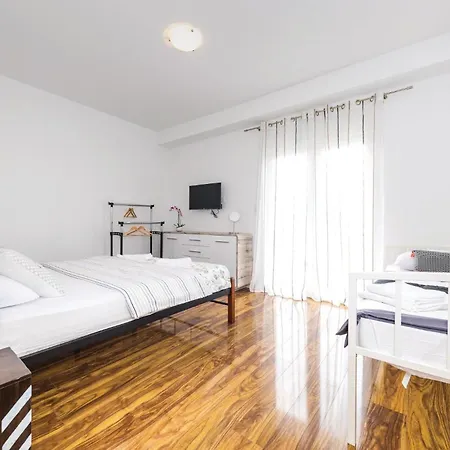 Amazing In Kastel Stari With 2 Bedrooms, Jacuzzi&outdoor Swimming Pool Appartement